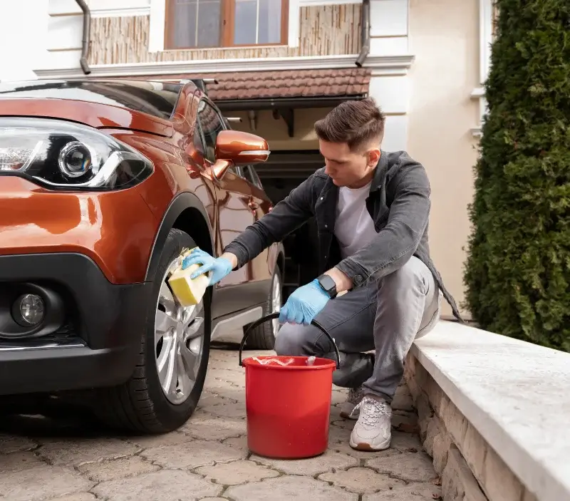 Lavage auto à domicile Aboën : professionnel intervenant sur un véhicule